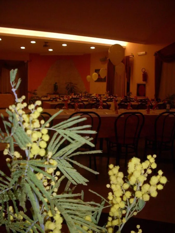 פוצאלו Hotel Continental