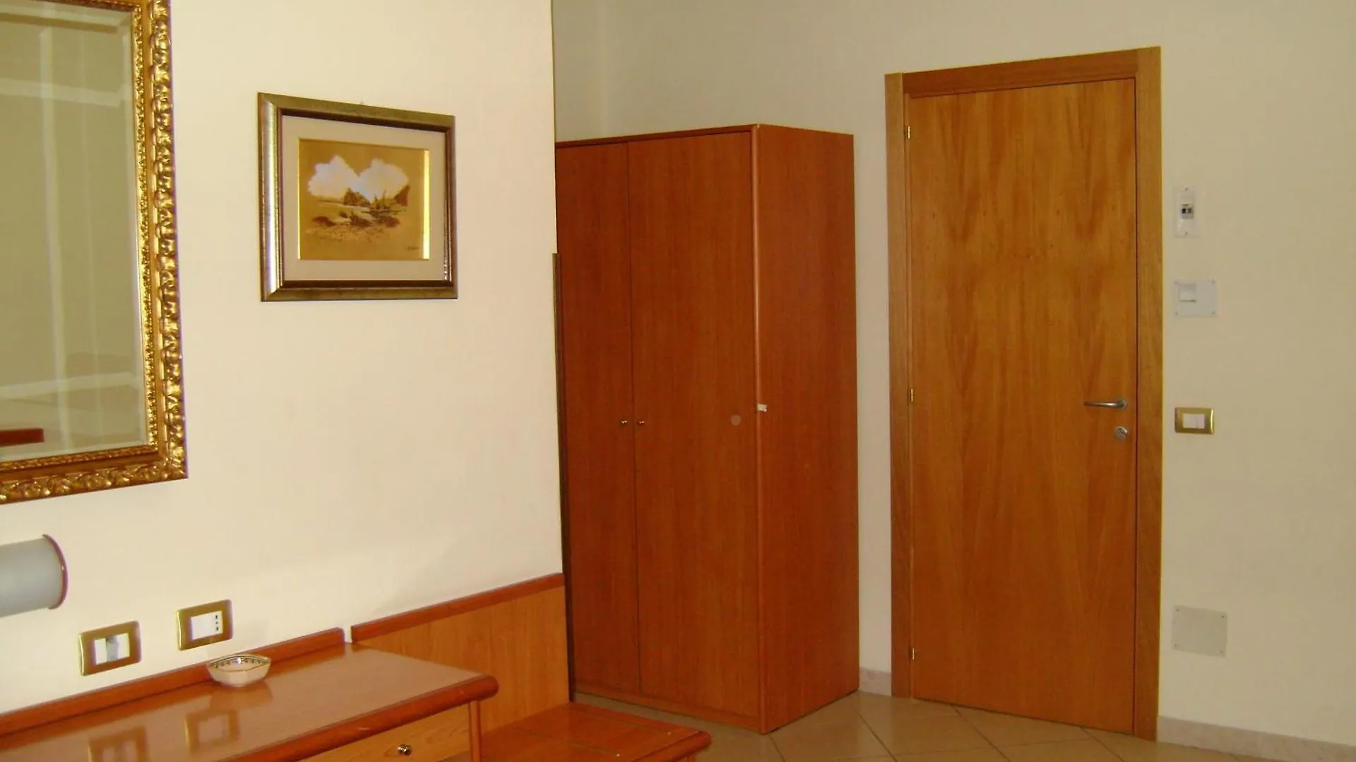 פוצאלו Hotel Continental 3*,